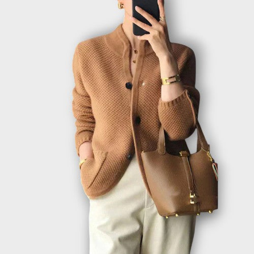 Cardigan en tricot avec patte boutonnée et boutons décoratifs sur les manches (femme)