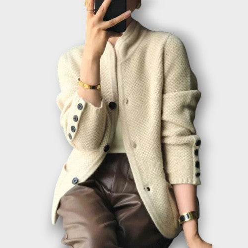 Cardigan en tricot avec patte boutonnée et boutons décoratifs sur les manches (femme)