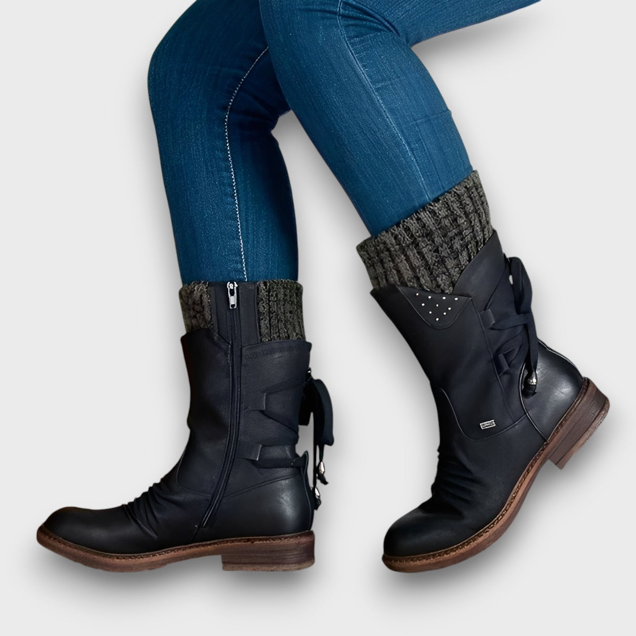 Bottines femme avec laçage décoratif et clous
