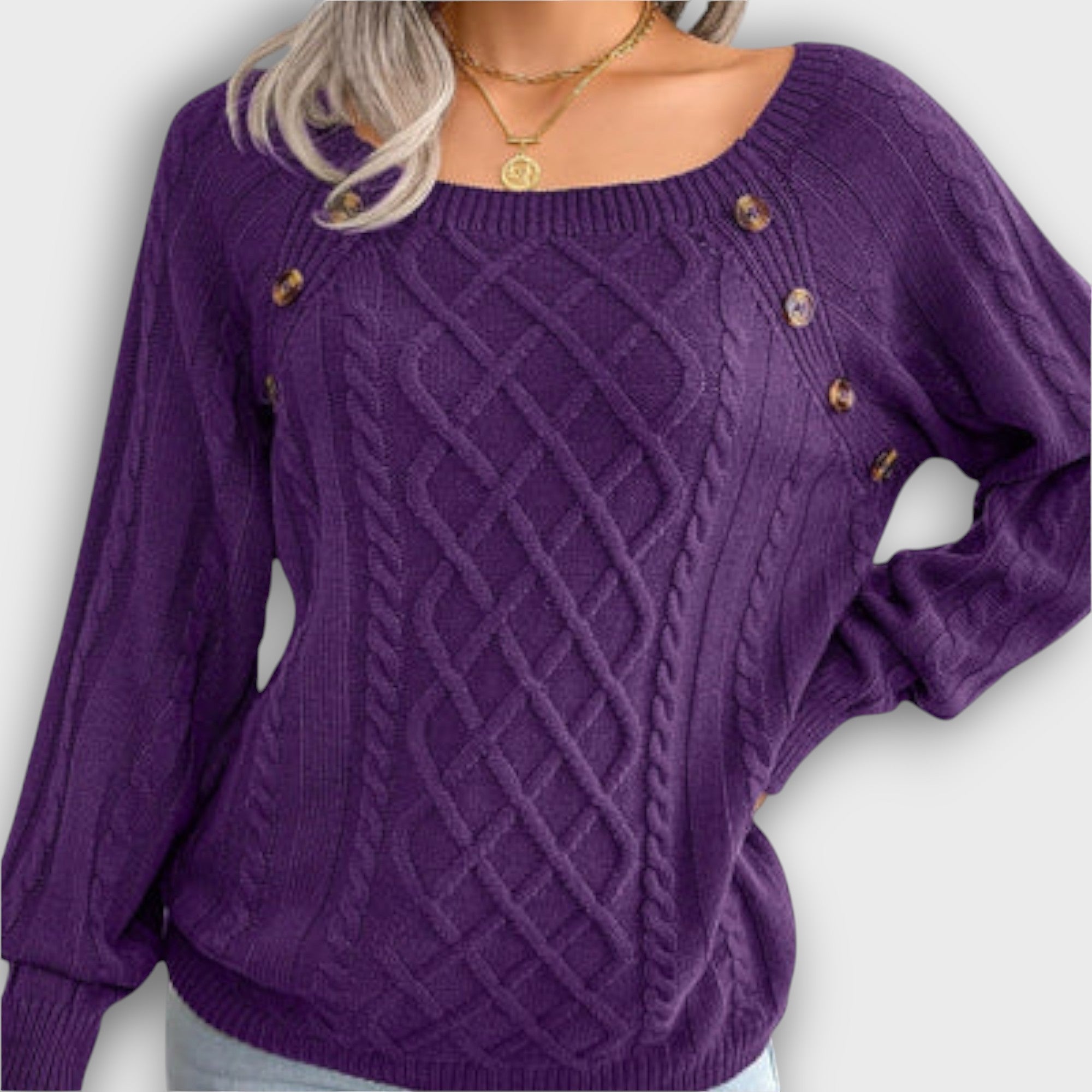 Pull torsadé avec boutons décoratifs