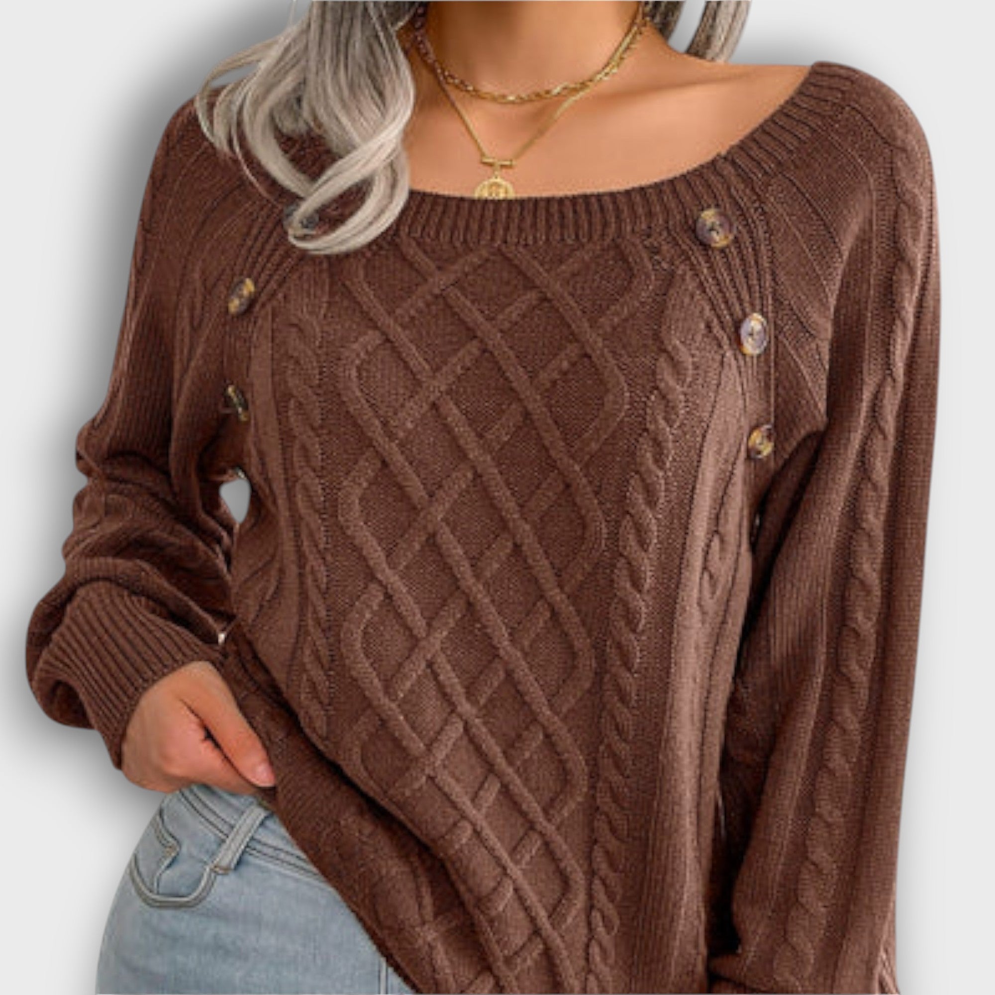 Pull torsadé avec boutons décoratifs