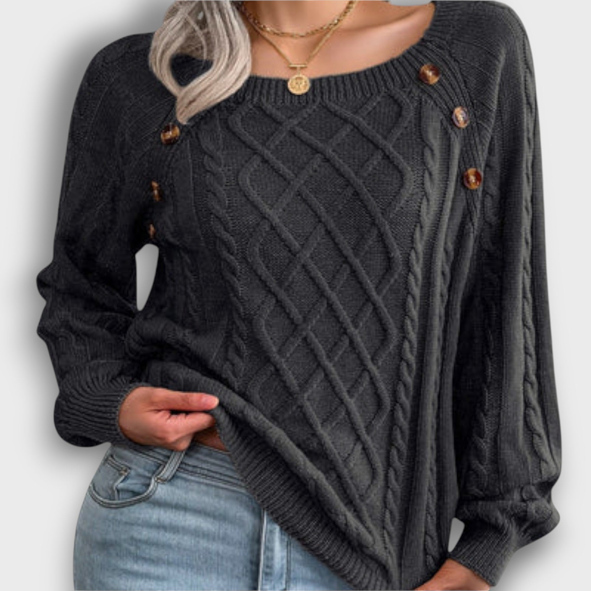 Pull torsadé avec boutons décoratifs