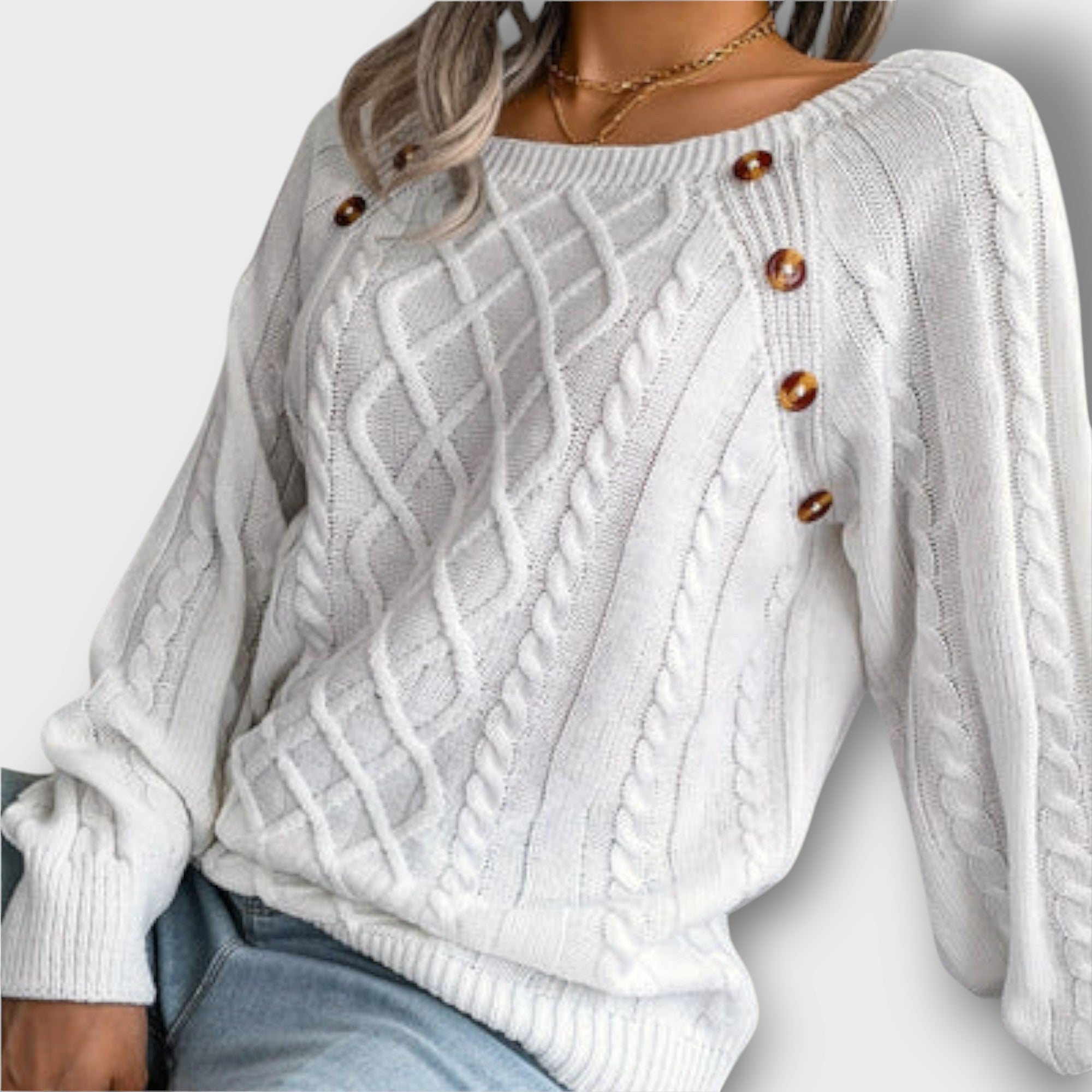 Pull torsadé avec boutons décoratifs