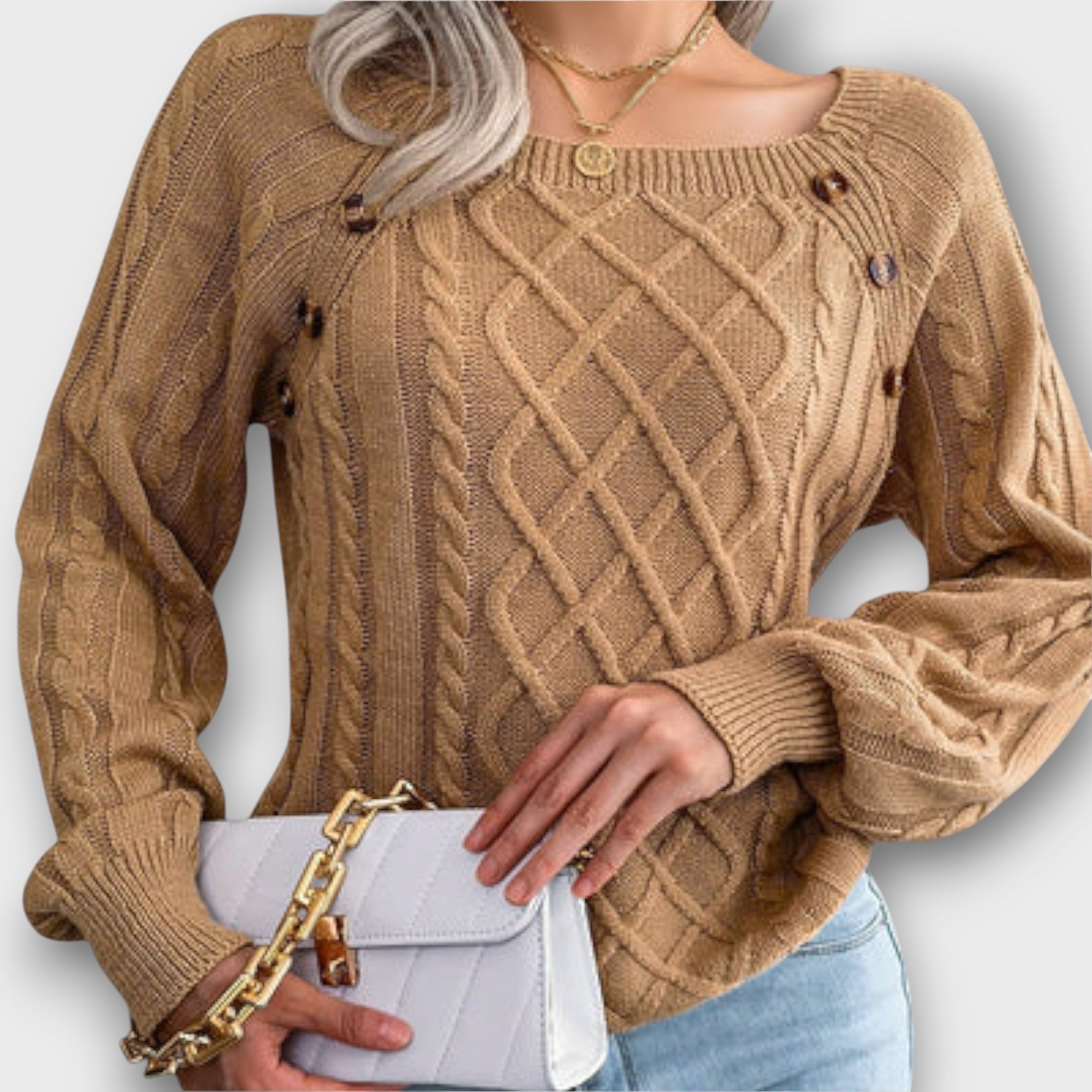 Pull torsadé avec boutons décoratifs