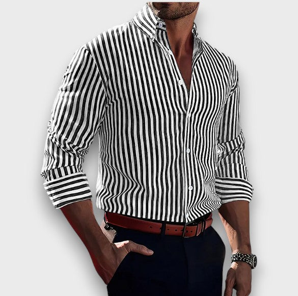 Chemise à rayures bleues et blanches avec boutons (homme)
